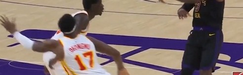我勒个骚邦！詹姆斯左手重传直塞 范德彪转头就接到球轻松上篮