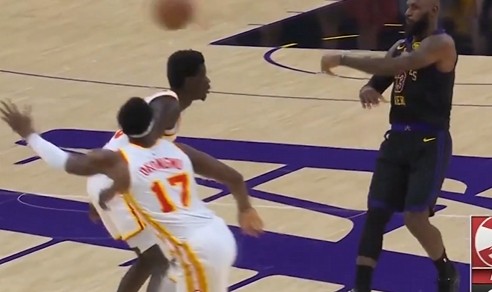 我勒个骚邦！詹姆斯左手重传直塞 范德彪转头就接到球轻松上篮