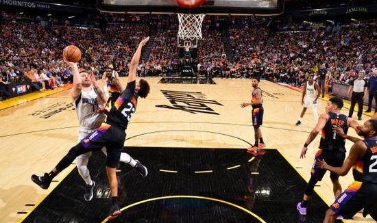 东契奇再度无奈空砍 差距明显独行侠已无力回天